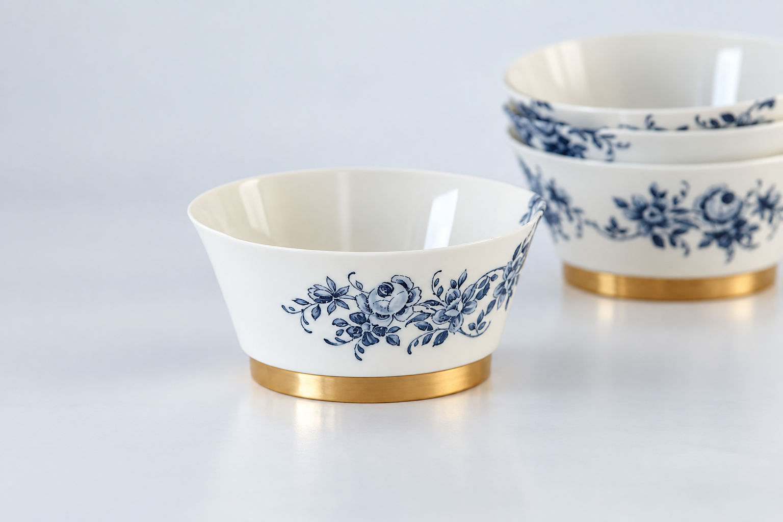 Drei Porzellanschalen mit floralen Motiven
