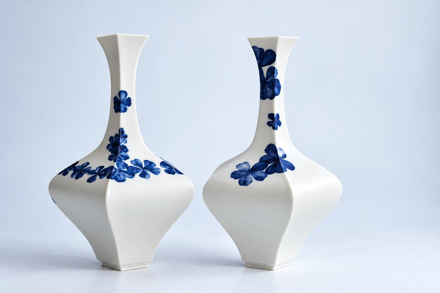 Zwei blaue Porzellanvasen mit floraler Bemalung